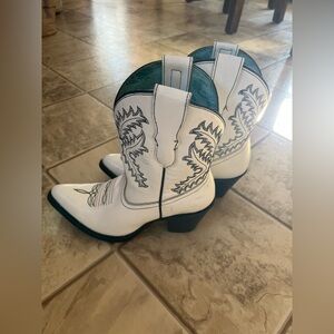 Corral E1436 Embroidery Short Bootie in White Western Boot
